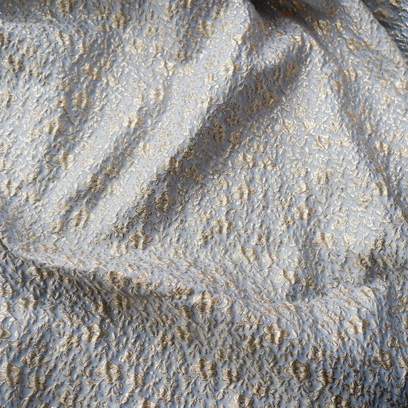 

Синяя абрикосовая тисненая золотая и серебряная нить, маленькая жаккардовая ткань с цветочным принтом — трехмерный, хрустящий и роскошный стиль.