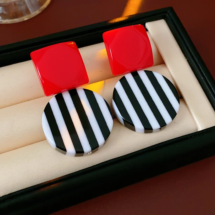 Geometrische quadratische schwarz-weiß gestreifte Ohrringe für Frauen, elegante Statement-Harz-runde Tropfen-Ohrringe, schöner Modeschmuck W