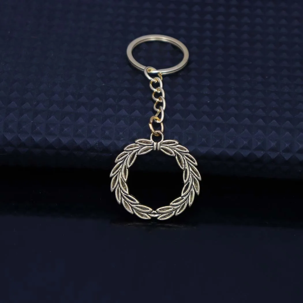 New trendy zinc alloy wreath pendant keychain - simple and versatile accessory for keys. Non-fading. Ideal gift for holidays.