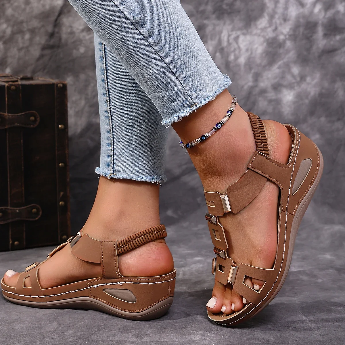 Große Damen-Sandalen im römischen Stil, Designer-Strandpantoffeln, Sommerschuhe mit Keilabsatz, bequeme Outdoor-Slipper für Damen – Detail 12