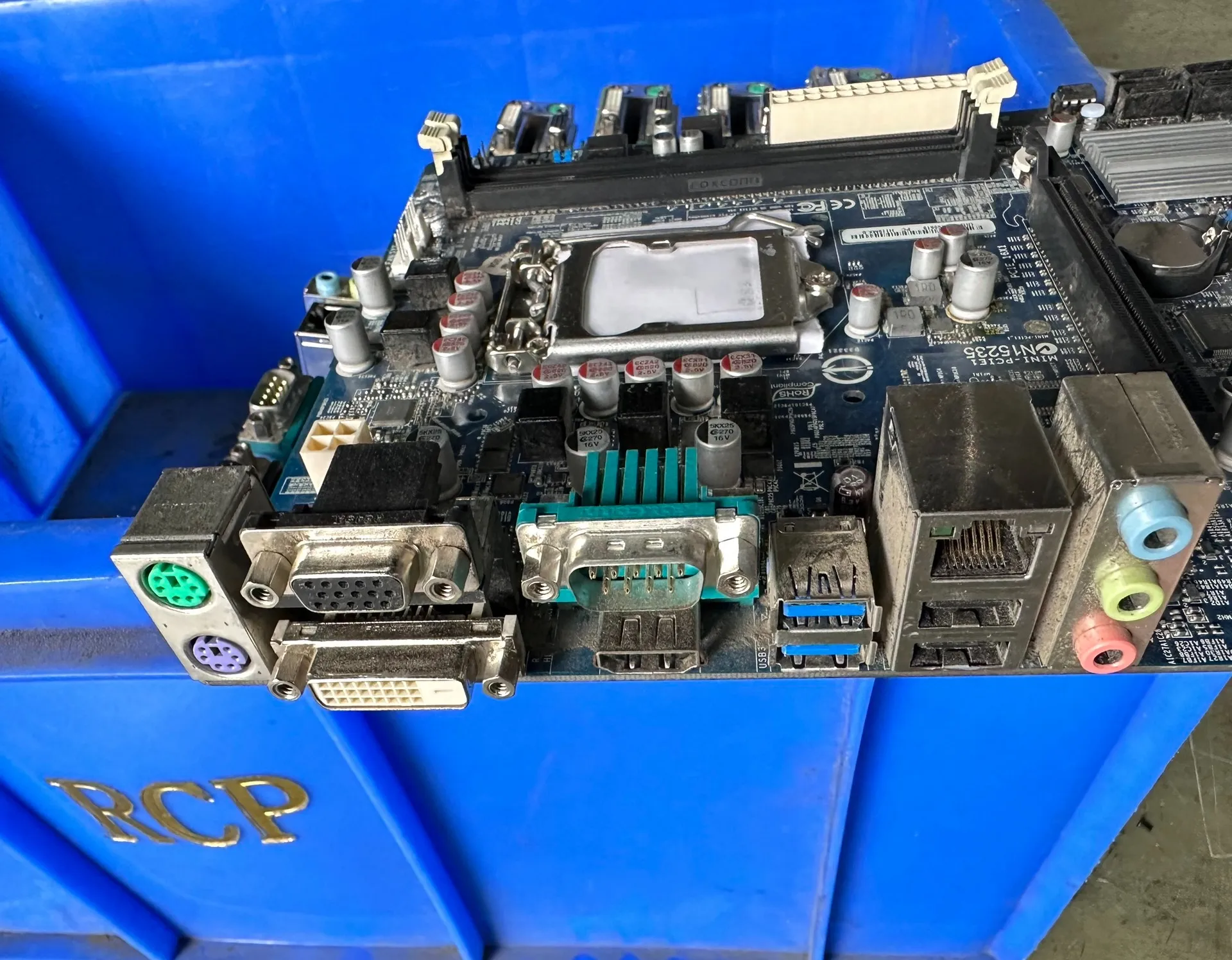 Рисунок 3 - Материнская плата компьютера известного