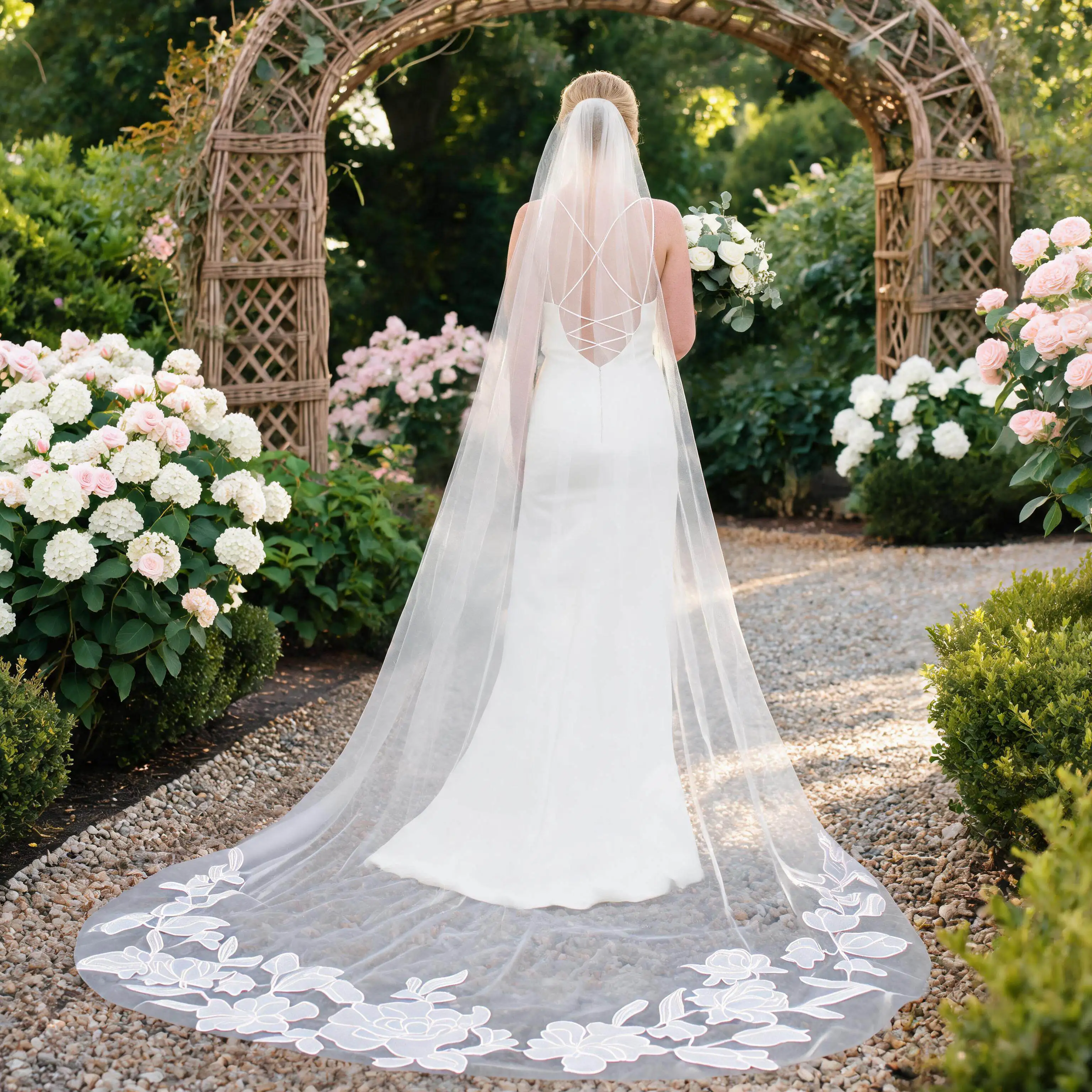 velo-da-sposa-a-cattedrale-con-delicate-applicazioni-in-pizzo-floreale-elegante-velo-da-sposa-per-un-look-nuziale-mozzafiato-lungo-bianco-g152