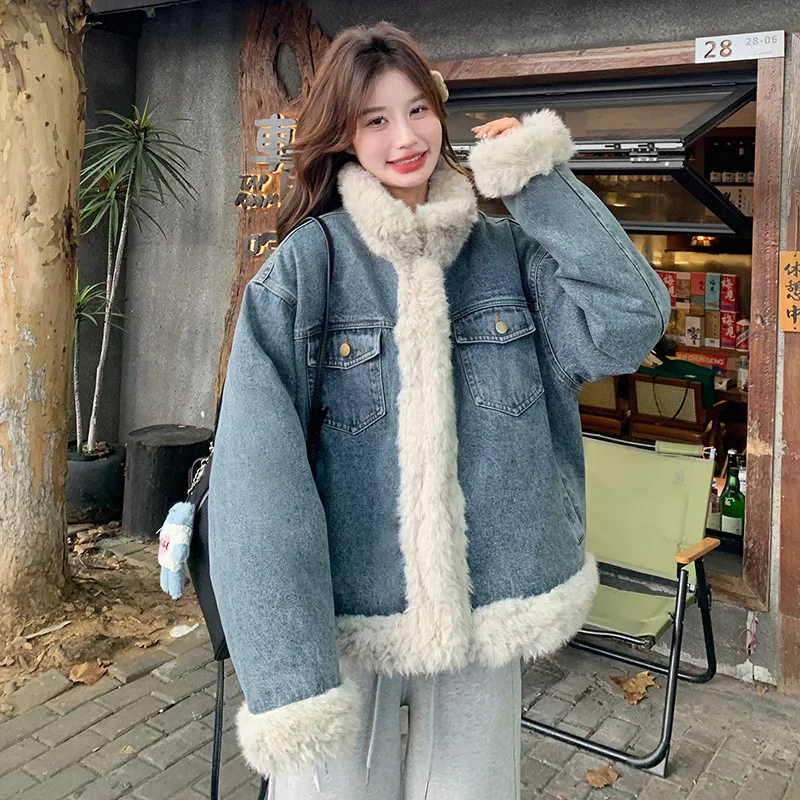 

Джинсовая куртка для женщин, зима 2025 года, свободная утолщенная кожаная шуба с хлопковой подкладкой, куртка в стиле пэчворк из искусственной овчины