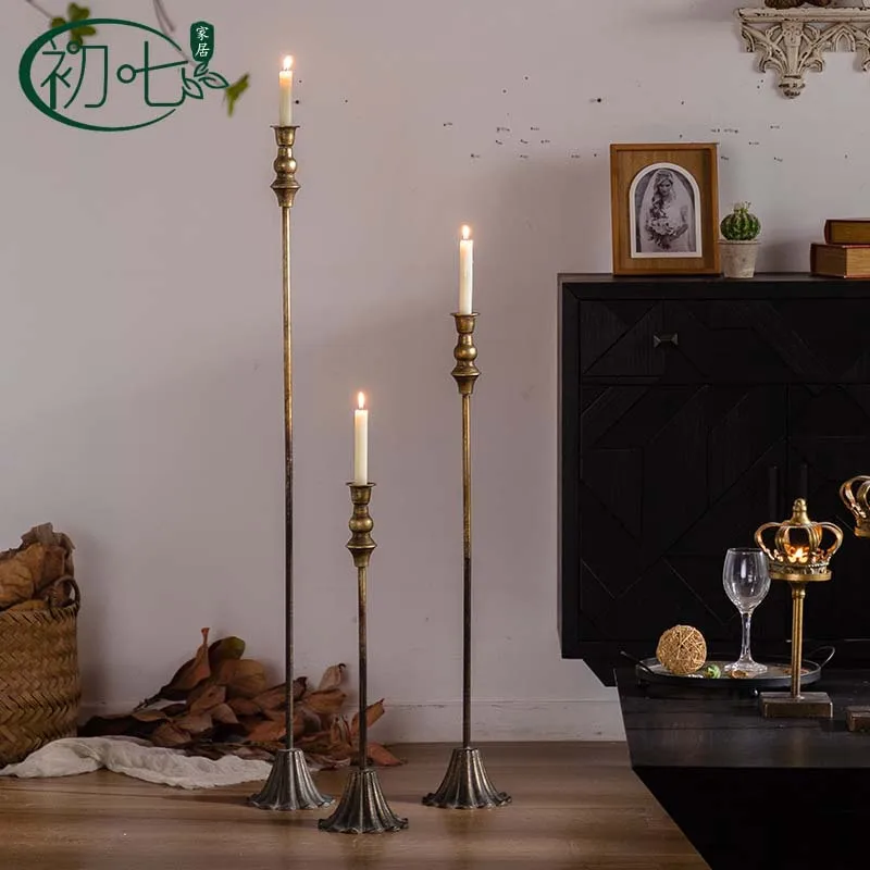 decoracion-de-vestibulo-de-hotel-de-estilo-europeo-de-estilo-corte-de-piso-a-techo-con-un-elegante-candelabro-de-hierro-forjado-estilo-wabi-sabi