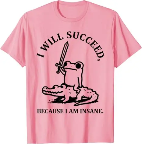 Ich werde Erfolg haben, weil ich verrückt bin. Lustiges T-Shirt mit Frosch auf Krokodil. Y2k Frosch reitet auf Krokodil. Ästhetische Kleidung. Humorvolles Spruch-T-Shirt. – Detail 5