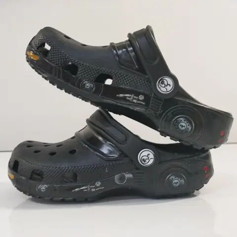 Beast Kingdom Batman-filmen Tecknade Tofflor Bärbara Halkfria Lätta Sommarslip-On Skor För Herr Och Dam Julklapp För Fans 10 best sales Batman-skor - №1