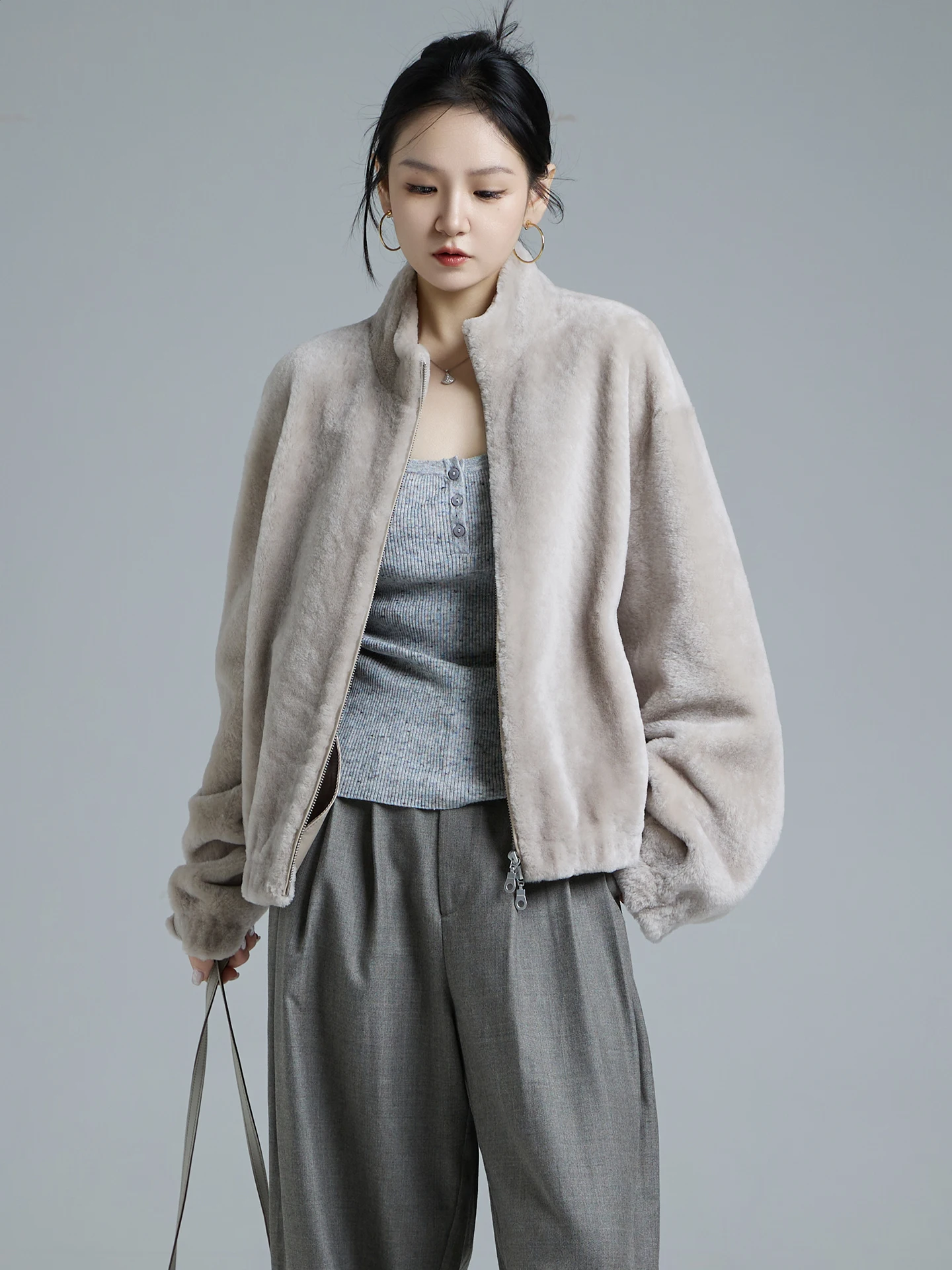 معطف فرو من جلد الغنم الطبيعي من AYUNSUE للنساء سترة من الجلد الحقيقي سترات شتوية للسيدات 2025 ملابس فاخرة فضفاضة مناسبة