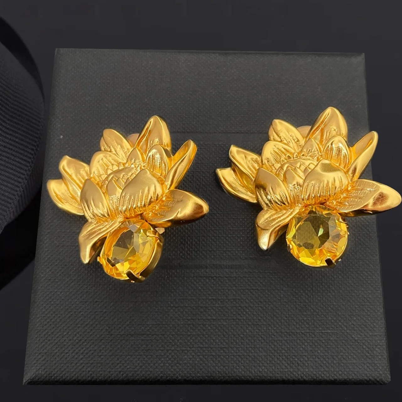 

Новые украшения и аксессуары в нежном и романтичном стиле: серьги-клипсы с кристаллами в форме лотоса и лавовым рельефом для женщин, для вечеринок и в качестве подарков.