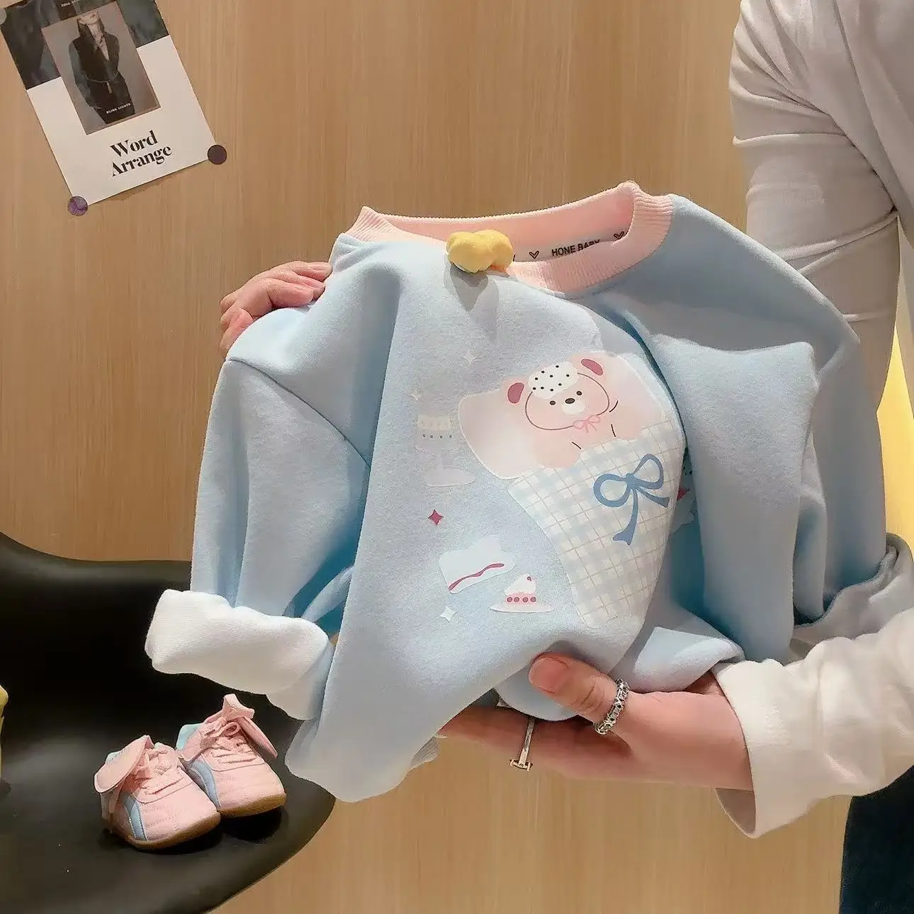 Baby-Mädchen-Sweatshirt mit Rundhalsausschnitt + Hosen mit Rüschenbündchen und Karomuster, 2-teiliges Outfit, Herbst 2026, süßer Cartoon-Print-Trainingsanzug, süße Freizeitkleidung für Kinder – Detail 3