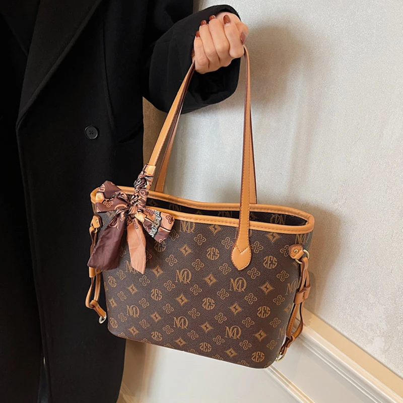 High-End Light Women's Tote Bag Large Capacity Trendy Shoulder Bag Versatile for Commuting Cross-Border Large Bag