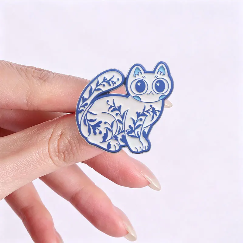Blau-weiße mediterrane Blumen-Katzen-Emaille-Pin, Cartoon-Retro-Keramik-Kätzchen-Metallbrosche, Taschen-Reversnadel, Schmuckgeschenk für einen Freund – Detail 2