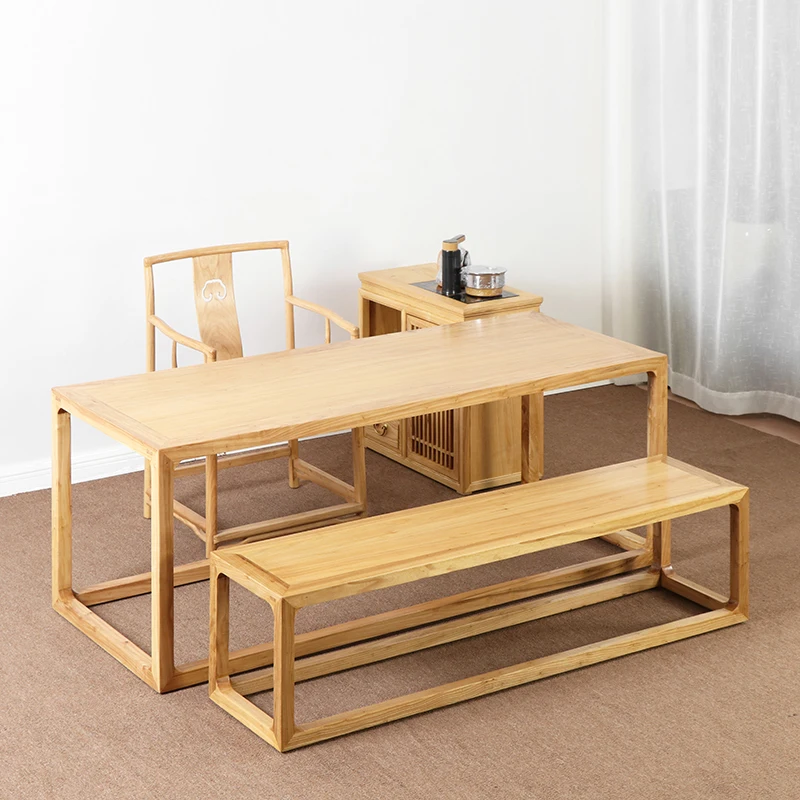 Modern solid wood tables and chairs are easy to receive guests at home