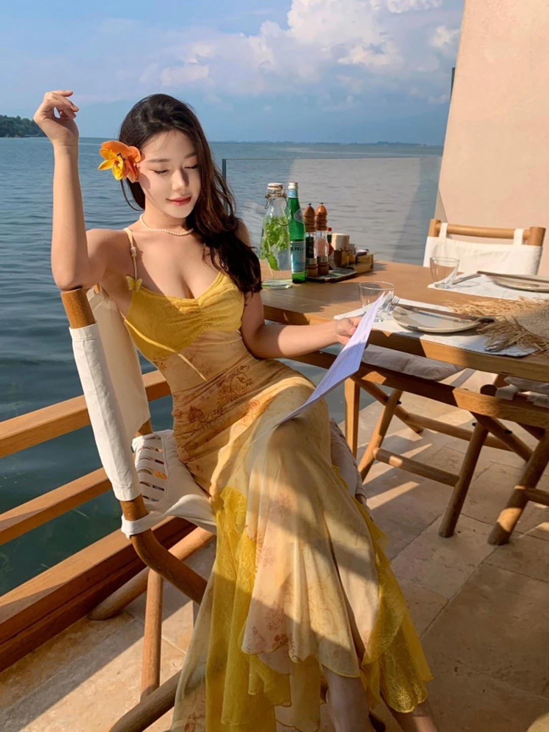 黄色の花柄プリントのマキシ丈ドレス、ビーチバケーションに最適なテーラードフィットのレディースサマーソフトドレス、Sカットシルエットでスリムな印象