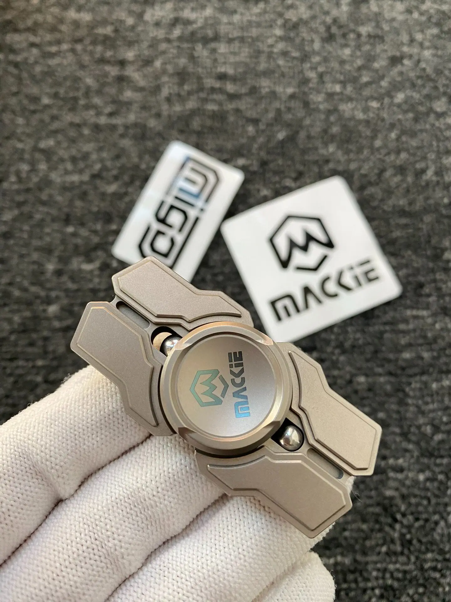Used EDC MACKIE Titanium Holy Shield Two-Page Holy Shield, Fingertip Gyroscope Edc Metal Decompression Toy Black Technology