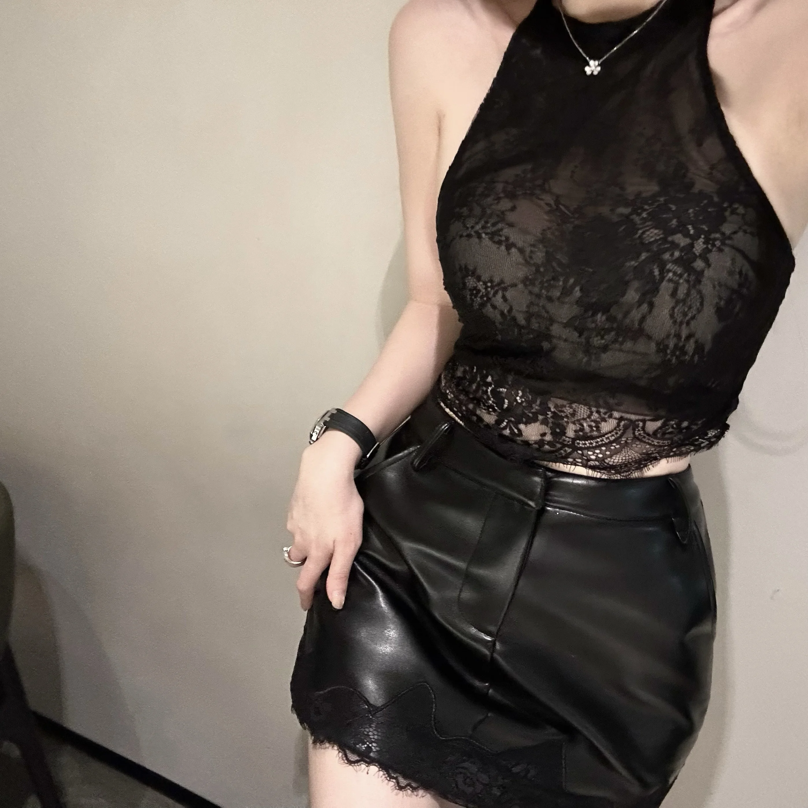 

Весна 2025: Новая женская юбка из искусственной кожи с высокой талией, прямым кроем и кружевной отделкой. Модная, универсальная, стройнящая модель высокого качества.