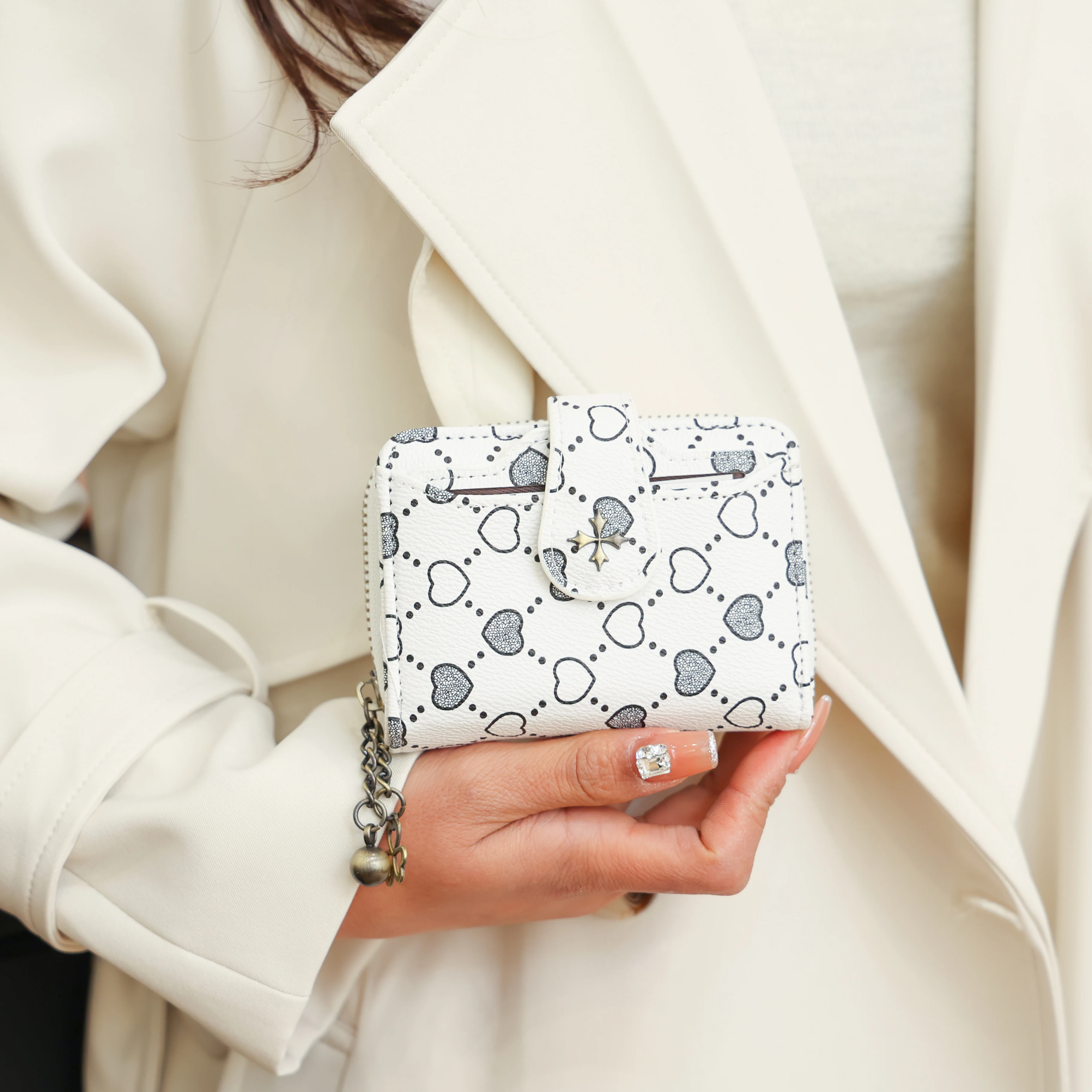 محفظة نسائية صغيرة من البولي يوريثان محفظة للعملات المعدنية ذات ملمس قصير وحقيبة كلاتش متعددة البطاقات خفيفة الوزن وبسيطة ومتعددة الوظائف