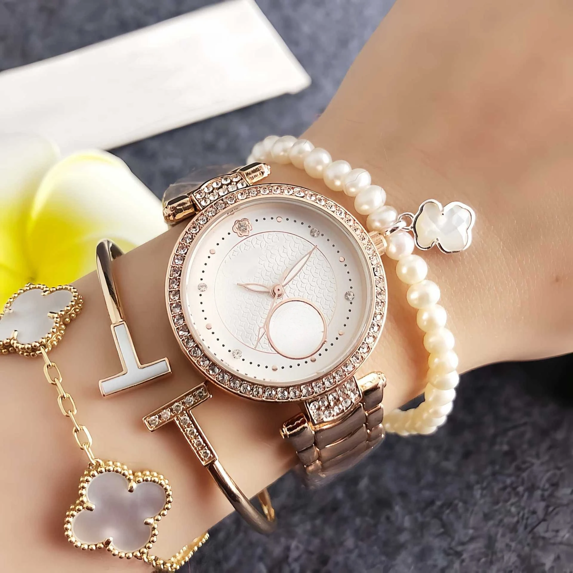 

2026 French Luxury Casual Women's Watch, 32mm Creative Letter "Double C" Fashion Gold Edge Set with Diamonds Ladies Watch, High-end Couple Watch.