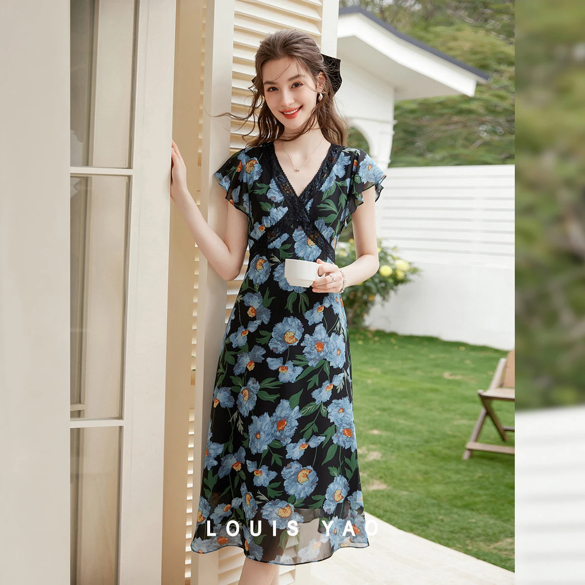 

LOUIS YAO Vintage Oil Painting Floral Print Tea-Length Dress 2026 Summer French Style V-Neck Lace Ruffle Printed Women Dress