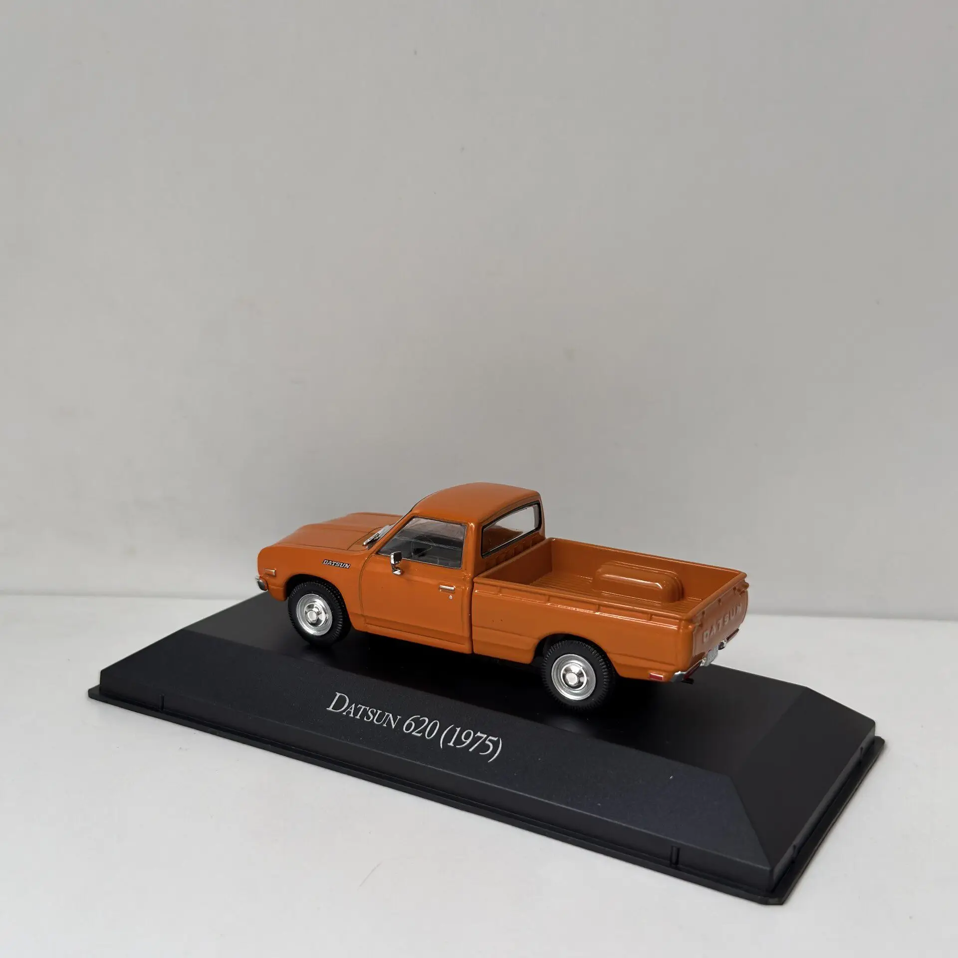 Diecast IXO 1/43 Scale DATSUN 620 1975 6A Alloy Car Model view 3