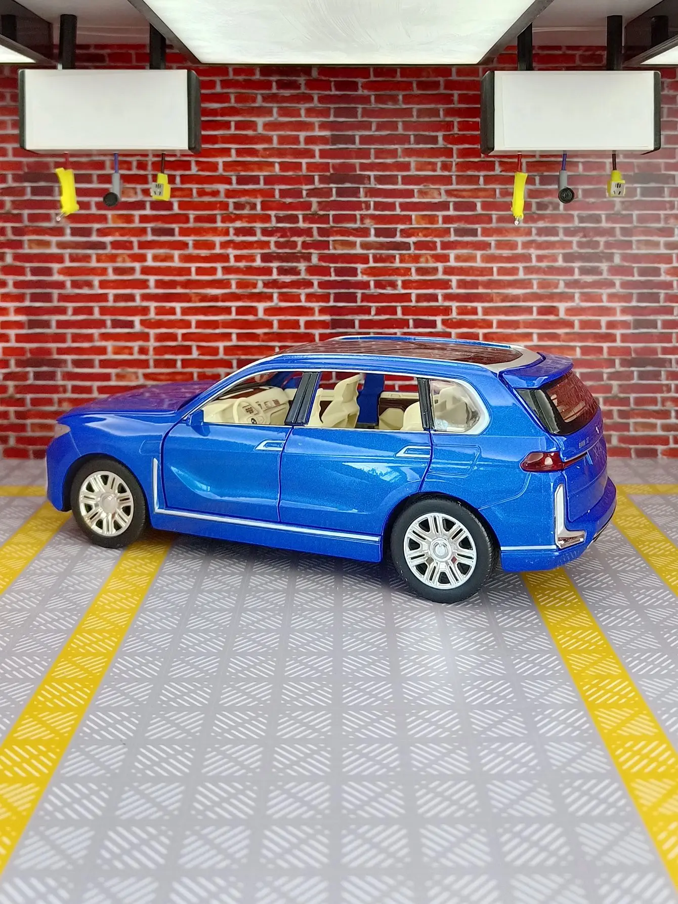 1: 24 simulation BMW X7 alloy off-road vehicle model, doors and engine hood, trunk can be opened with sound and light gifts