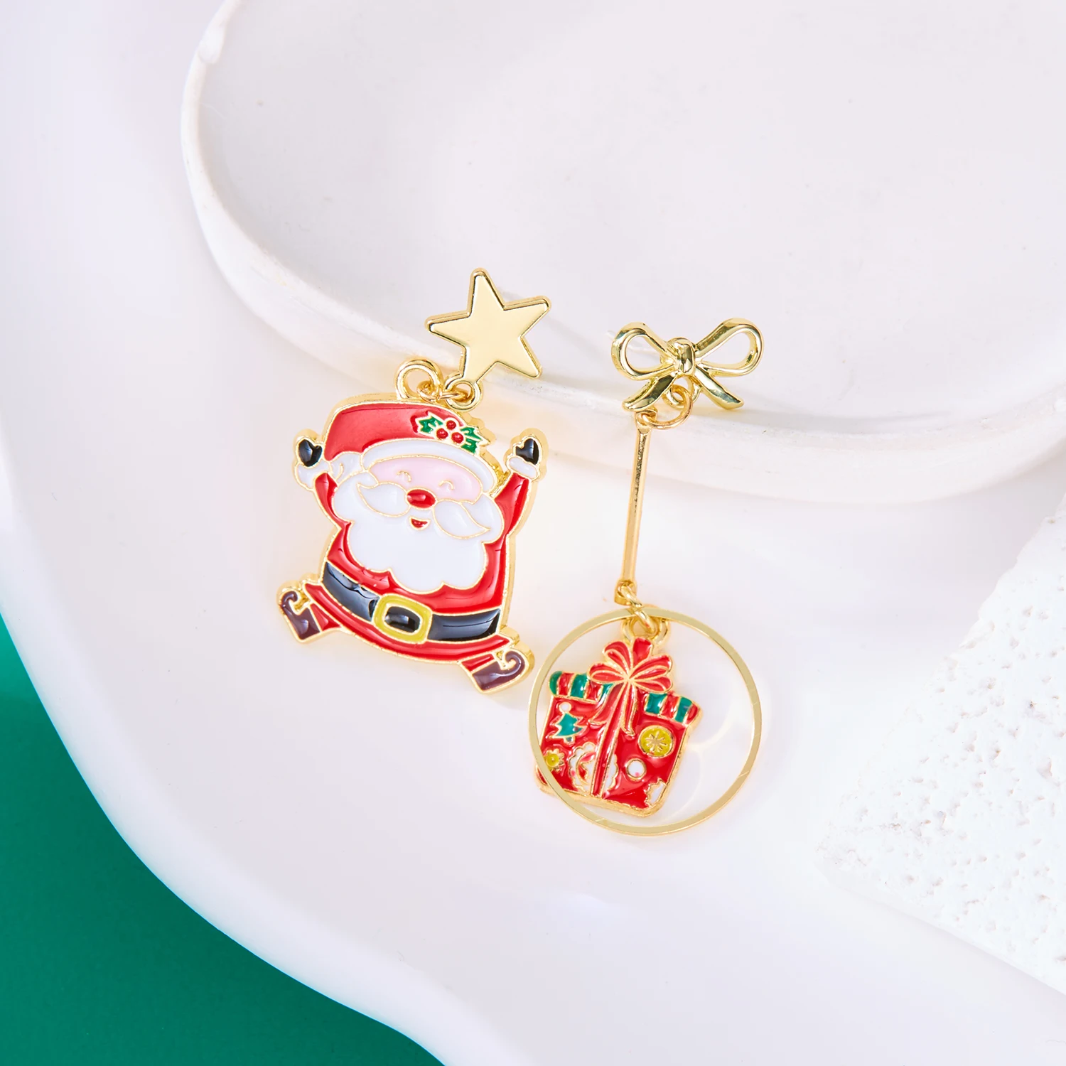 Kadınlar için Trendy asimetrik noel Santa püskül saplama küpe takı emaye noel yıldız ağacı hediye kutusu deldi Dangle Bijoux