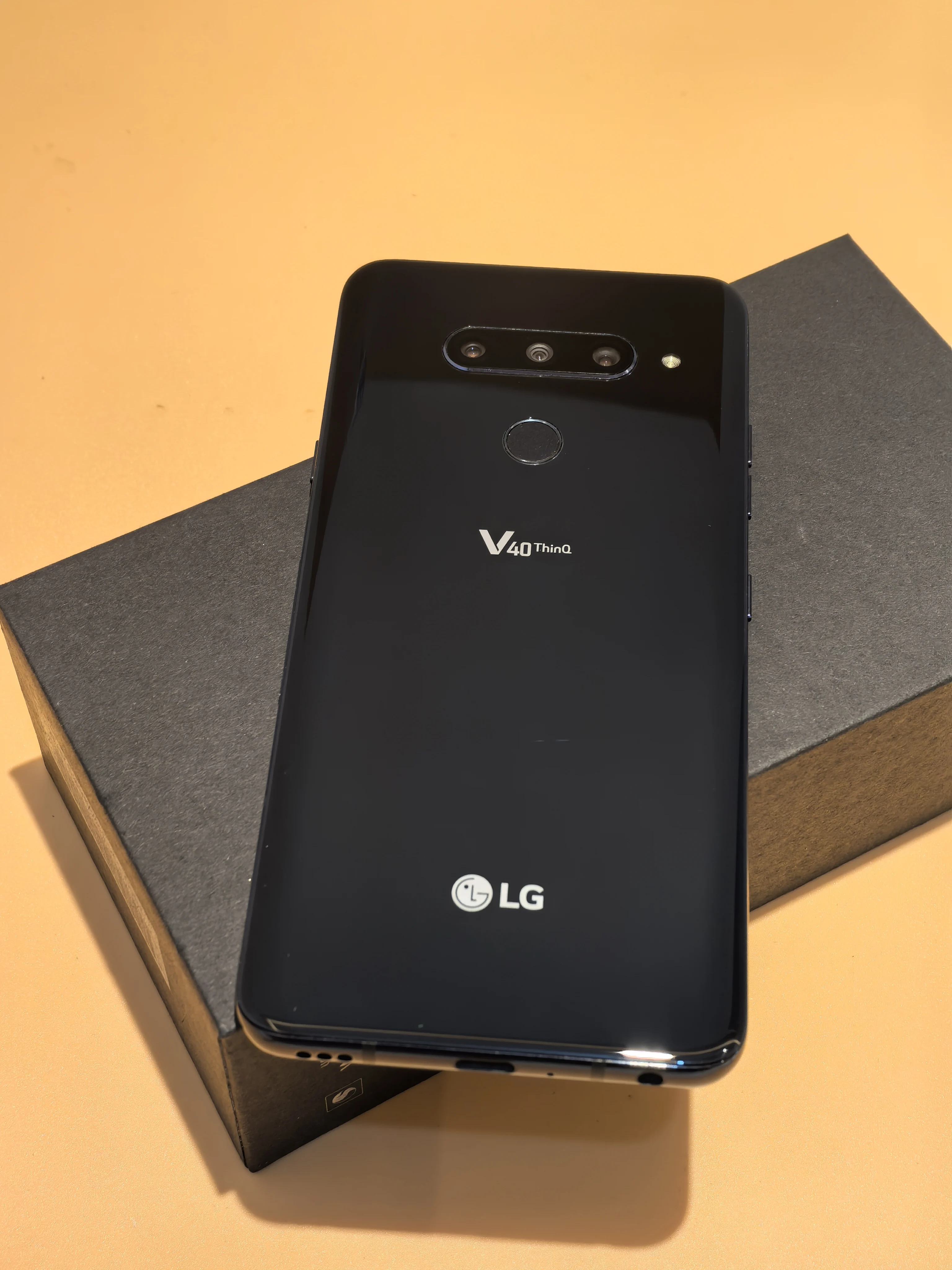 LG V40 ThinQ 中古スマホ 6.4インチ 6GB 64GB
