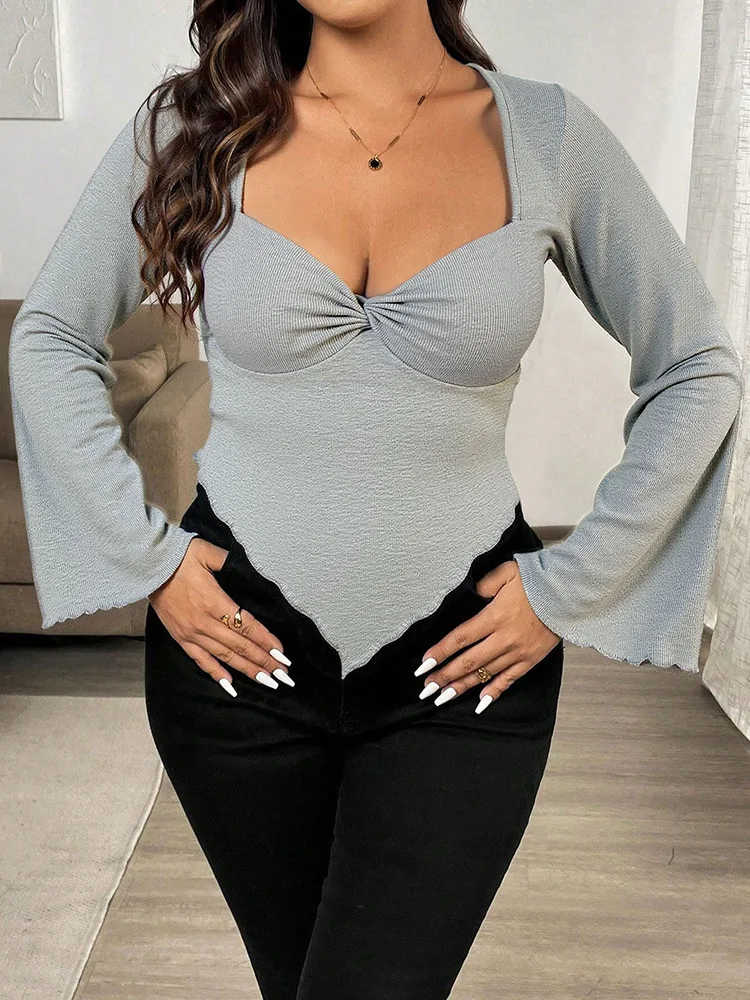 GIBSIE プラスサイズ スイートハートネック ツイストフロント ニットTシャツ レディース 春秋 セクシー スリムフィット フレア袖 イレギュラーTシャツ トップス