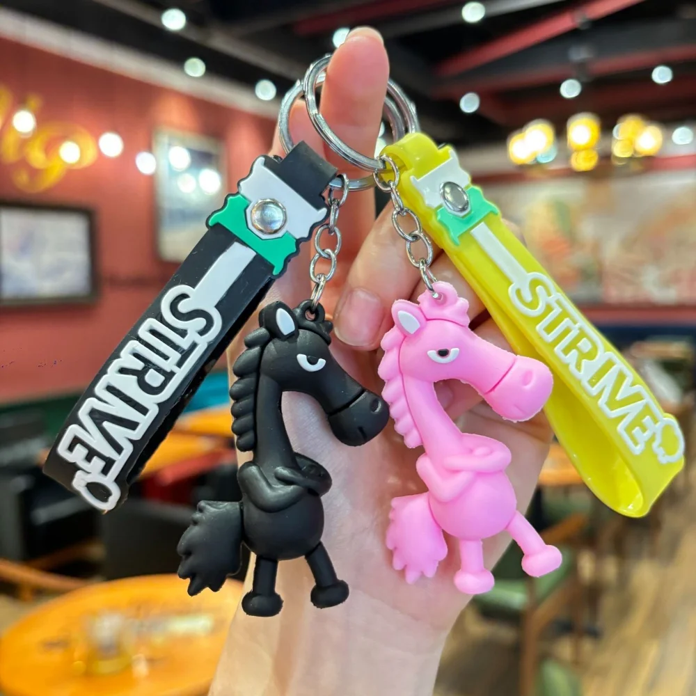 بولي كلوريد الفينيل الكرتون الحصان قلادة حقيبة سلسلة مفاتيح الديكور الحصان حلقات المفاتيح حامل لعام 2026 هدية السنة الجديدة قلادة الموضة والمجوهرات