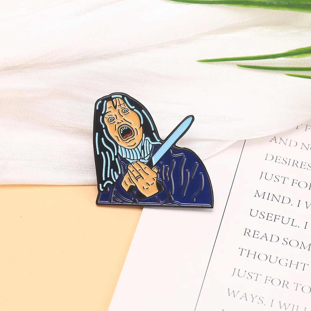 1Pc ホラー映画のキャラクター自殺エナメルブローチバックパックバッジ男性女性のブローチジュエリーアクセサリー友人へのギフト