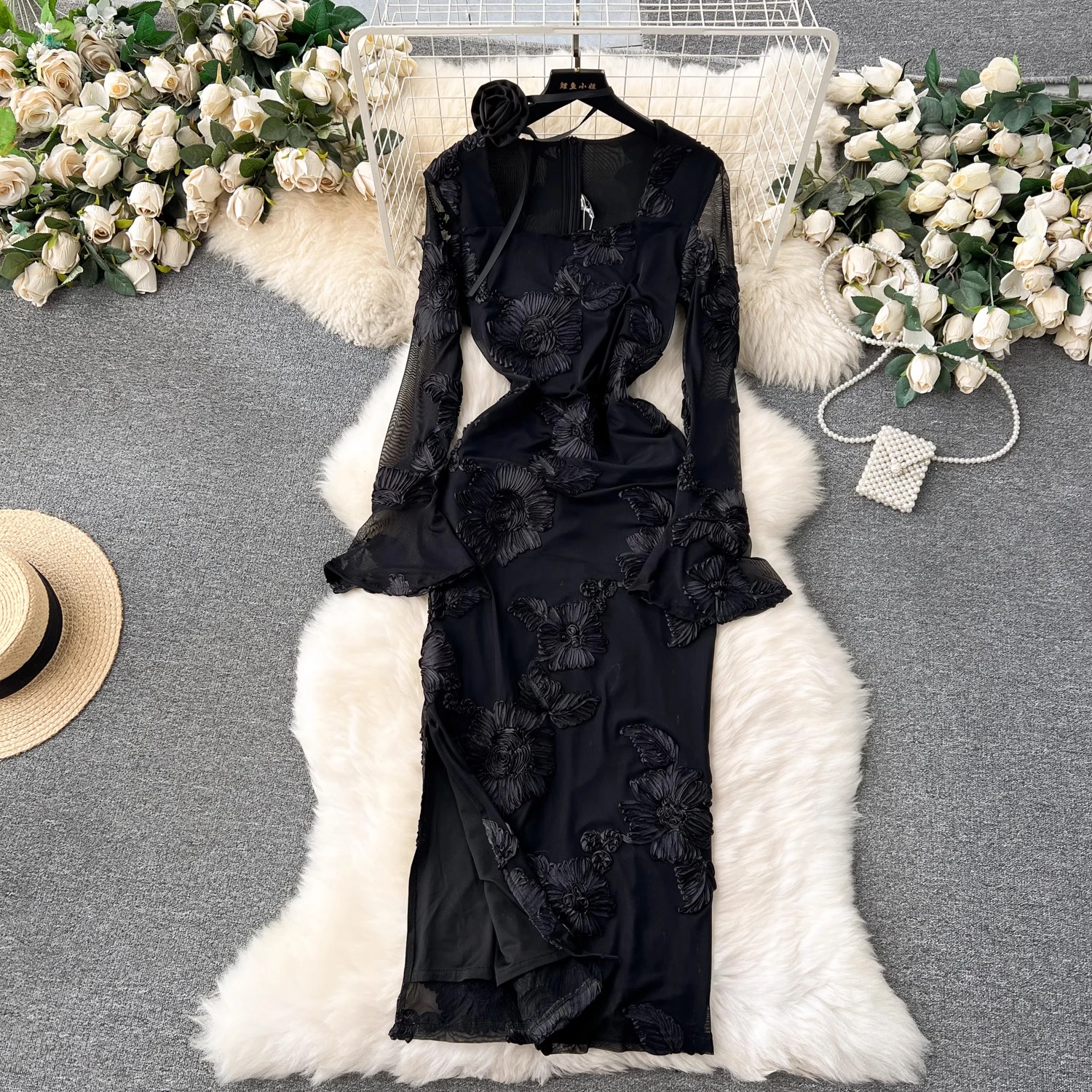 فستان أنيق بتصميم أنثوي مطرز بتصميم زهري ثقيل بأكمام طويلة وطول متوسط مع أكمام منفوخة