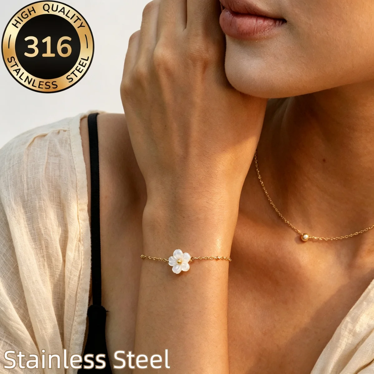 Süße und niedliche Armbänder mit Anhängern in Form von Blumen aus natürlichen Muscheln, gefertigt aus 316L-Edelstahl, mit weißen Blütenblättern, ideal als Sommer-Schmuck.