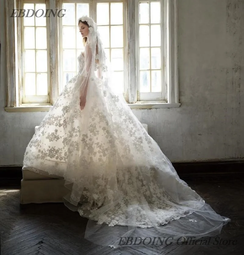 Suknia ślubna EBDOING, fason A, koronka, dekolt łódka, bez rękawów, baskinka, możliwość personalizacji.