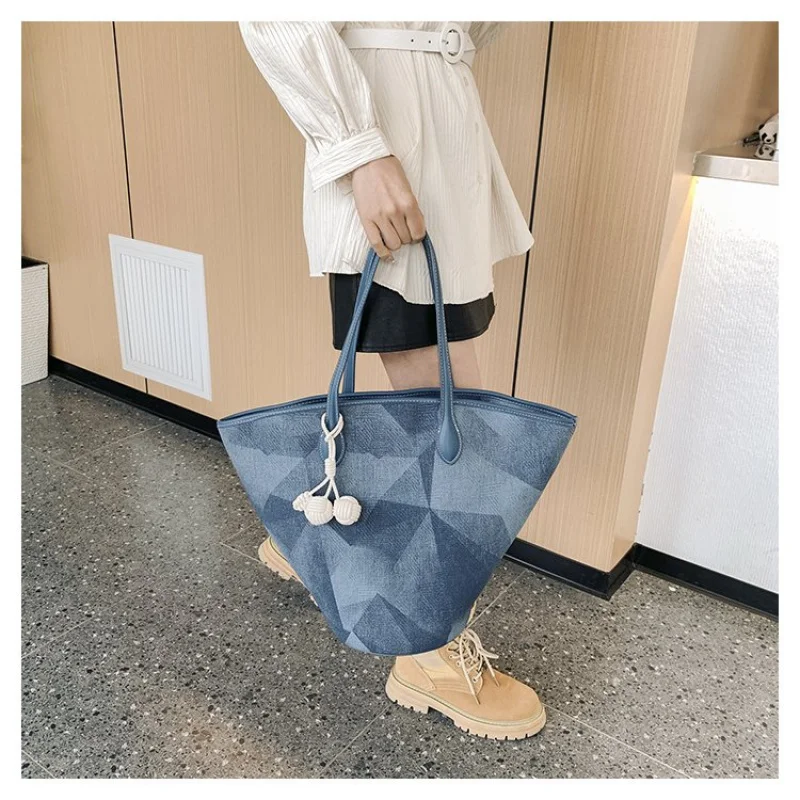 

Классическая элегантная кожаная сумка-мессенджер - женская сумка люксового бренда от известного дизайнера, популярная