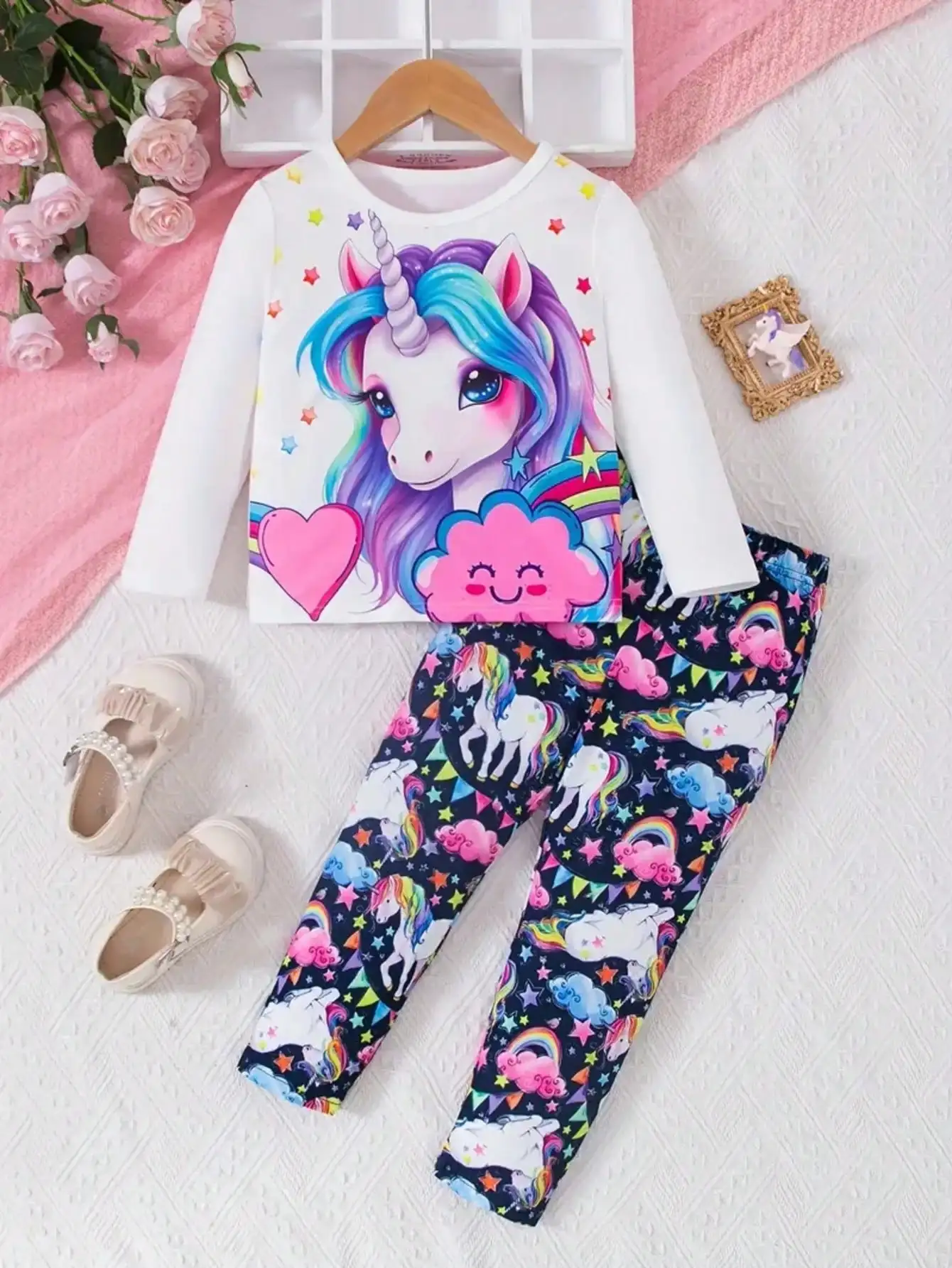Kinderbekleidungsset mit langärmligem T-Shirt-Oberteil mit Rundhalsausschnitt und Einhorn-Print sowie langen Hosen mit elastischem Bund und Print – Detail 2