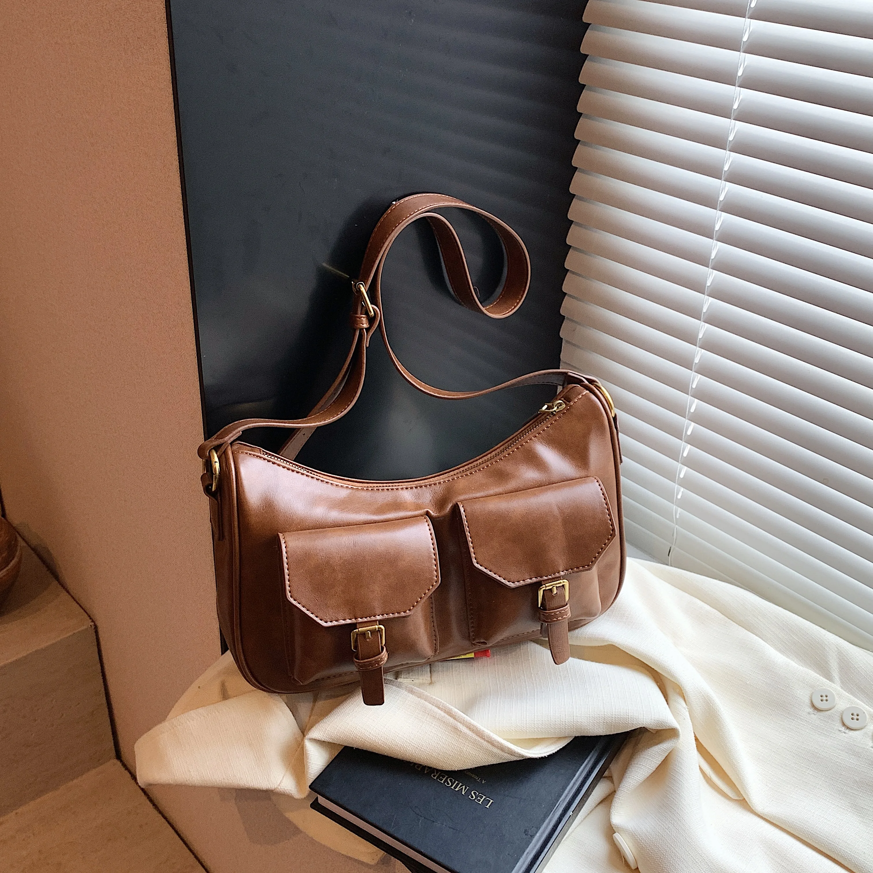 

Japanese retro high-grade armpit bag large-capacity mailman small crowd bag fashion all-around shoulder bag