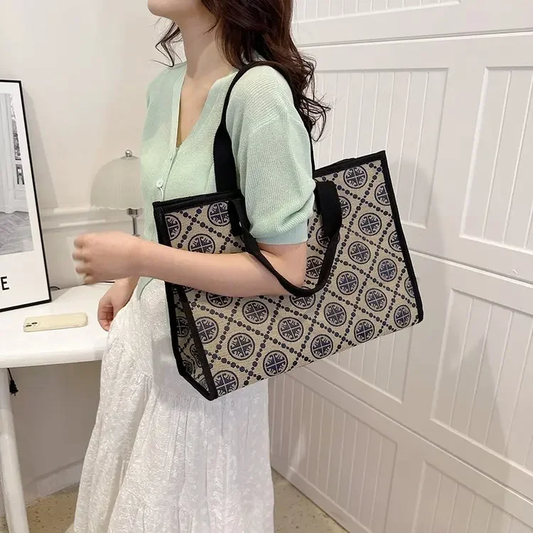 

Элегантная винтажная клетчатая сумка-тоут большой вместимости, женская сумка через плечо для повседневных поездок, модный дизайн 2026 года