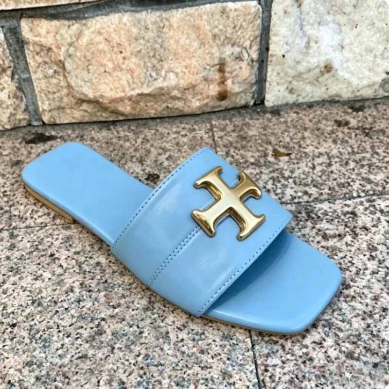 

A Versatile and Comfortable Daily Outfit for Women in 2025, A Fashionable and Casual Beach Flip-flops for Summer