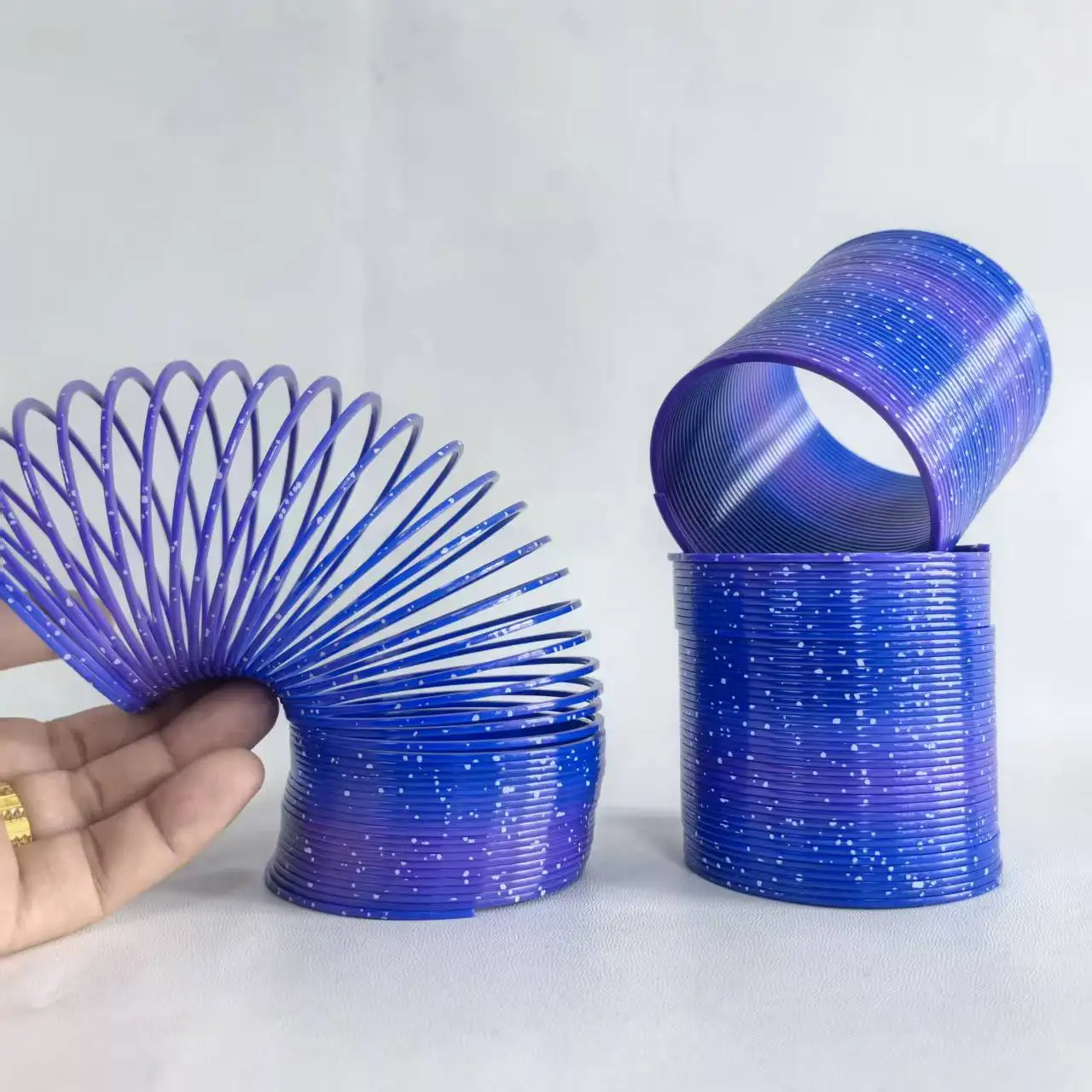 

1/3/6 шт. сине-фиолетовые игрушки-спирали «Звездное небо» и «Радуга», растягивающиеся волшебные пружинки, подарки для детских праздников и карнавалов