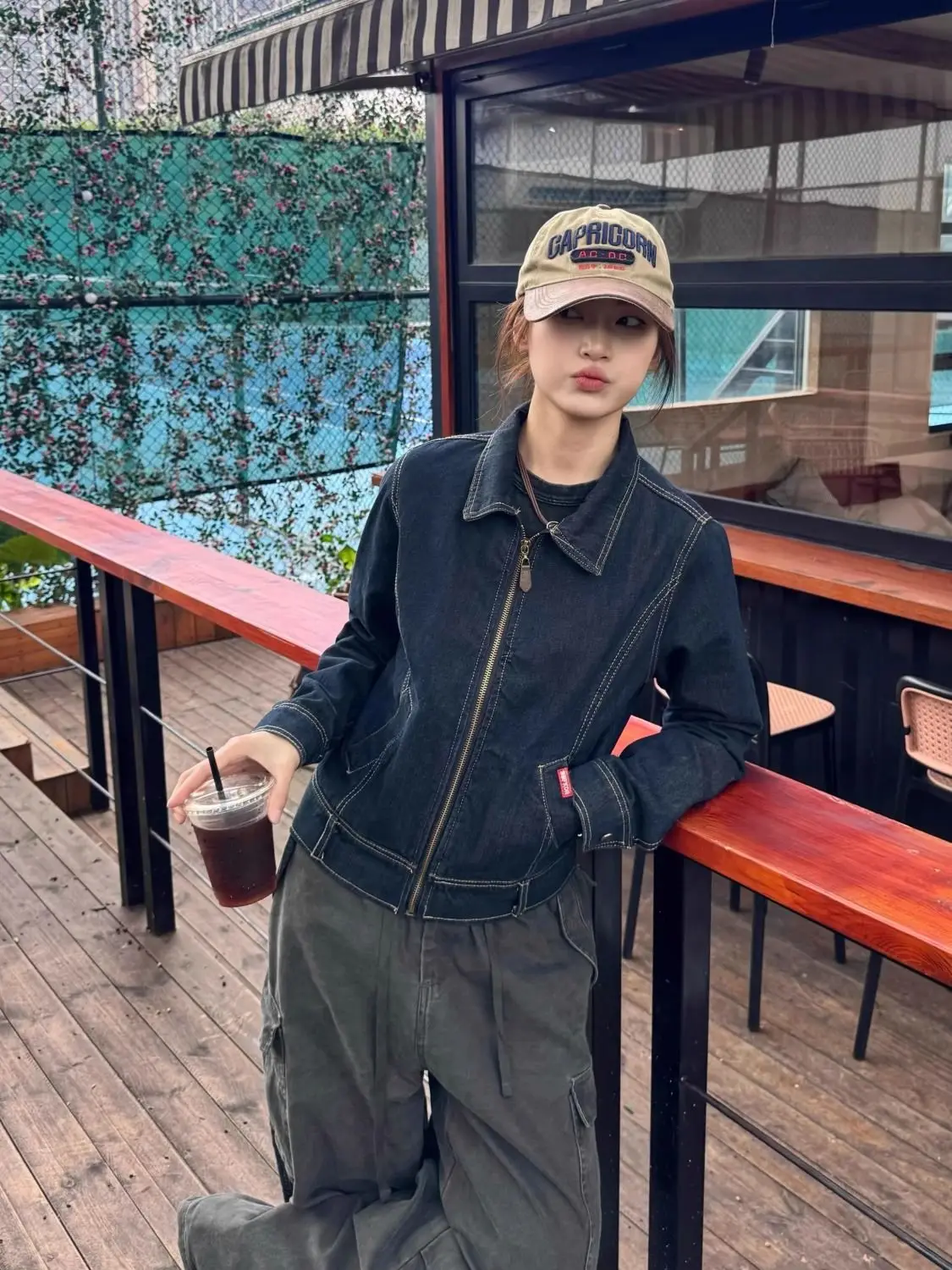 

Женская винтажная укороченная джинсовая куртка в американском стиле, миниатюрное уличное пальто с длинными рукавами и потертостями на молнии, весенне-осеннее повседневное незаменимое пальто