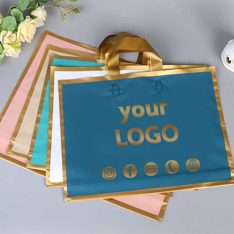 50 Stück individuelle Logo-Einkaufstaschen mit goldenem Rand, gefrostete Kunststoff-Geschenktüten, Kleidungsverpackungsbeutel, Design, bedrucktes