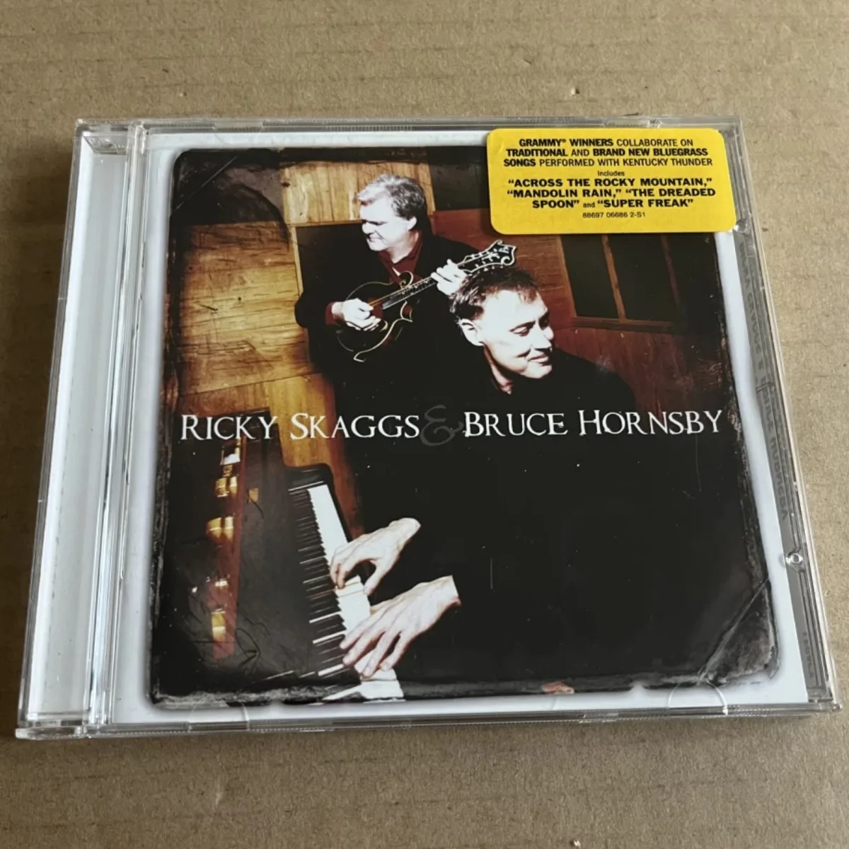 

Автономный компакт-диск Ricky Skaggs и Брюса Рогсби (версия для США) — фолк-музыкальный диск для любителей народов