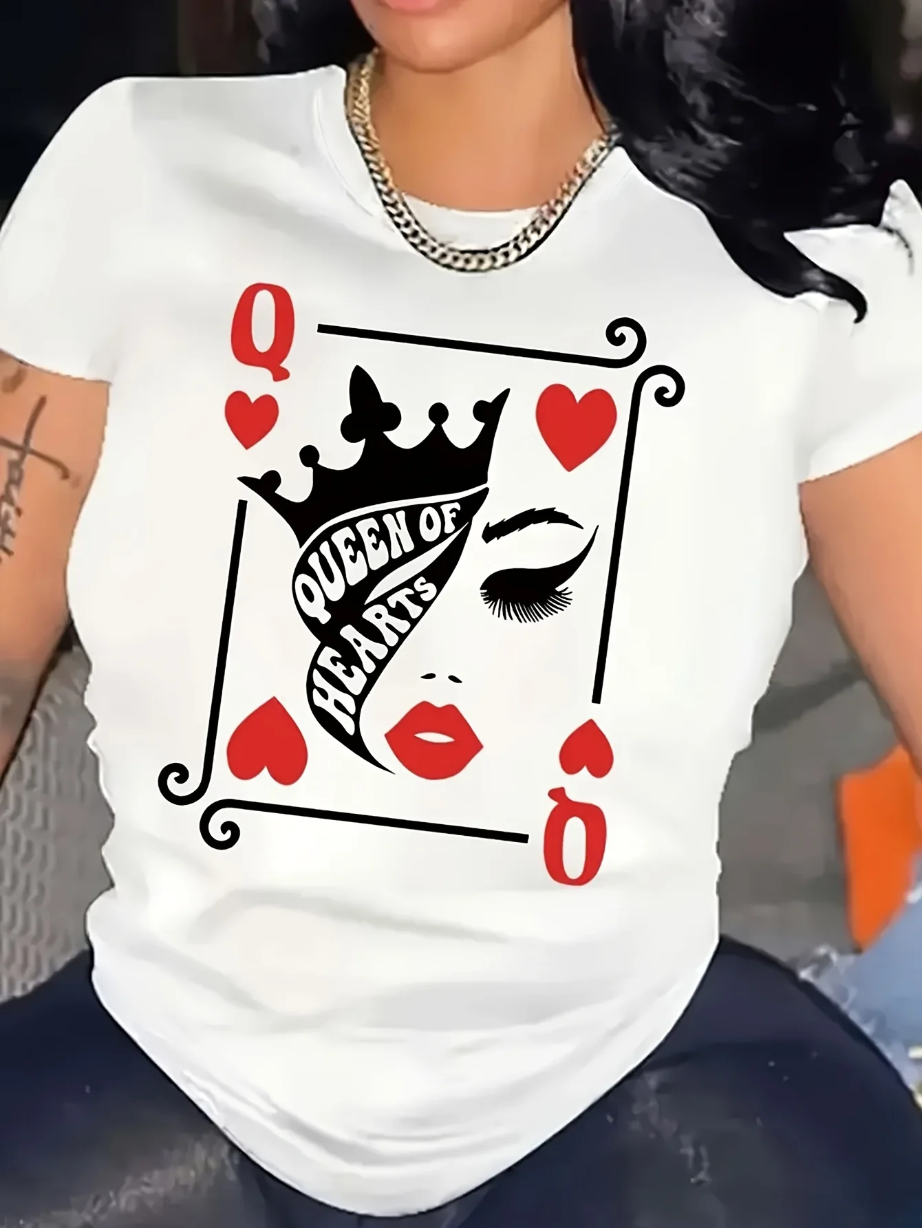 

Женская белая футболка с рисунком Queen of Hearts — повседневный топ с короткими рукавами и круглым вырезом со смелым покерным дизайном, можно стирать в машине