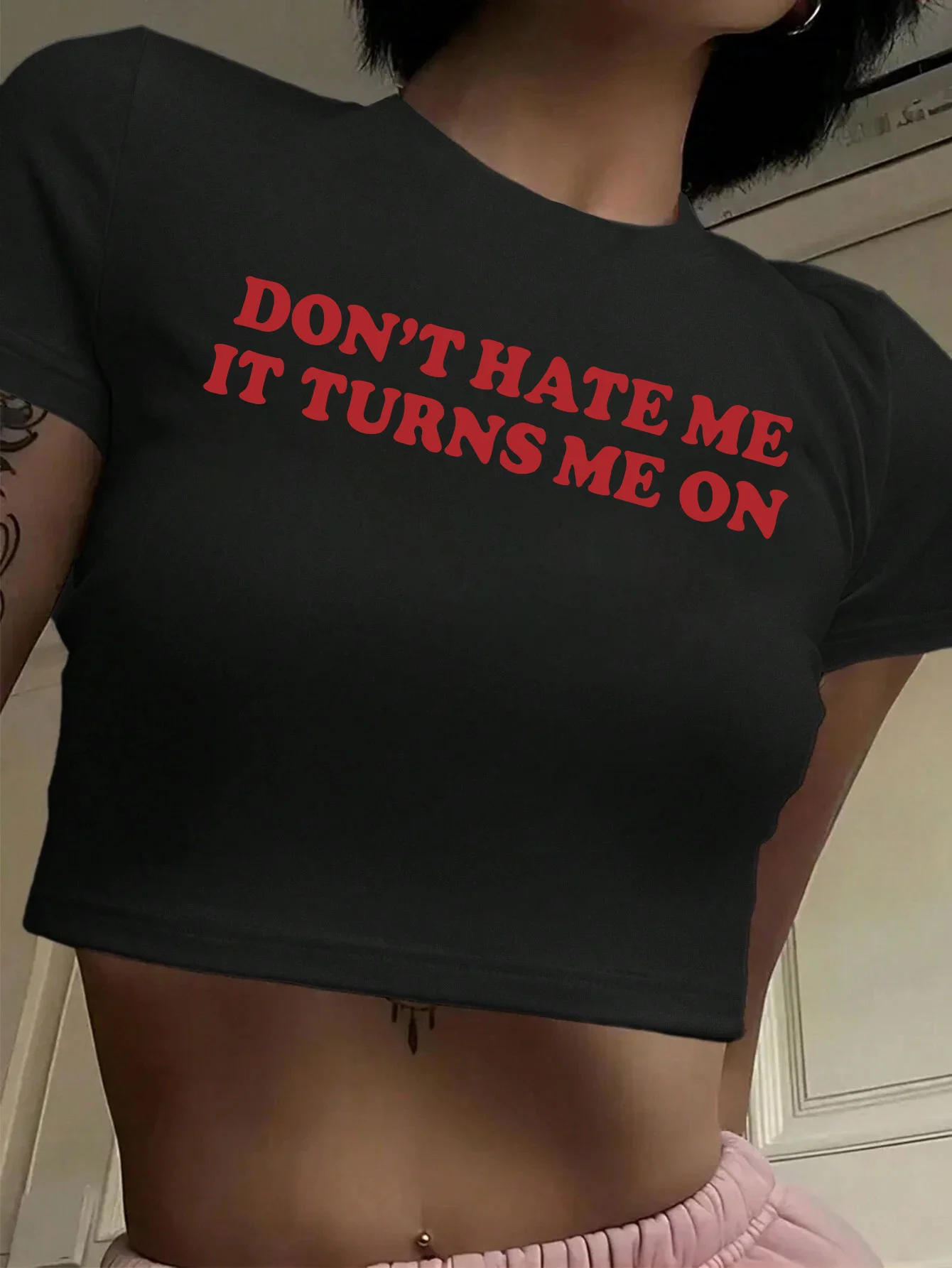 Camiseta corta con estampado gráfico "Don't Hate Me" con letras recortadas, informal, cuello redondo, manga corta, ropa de moda para primavera y verano para mujer