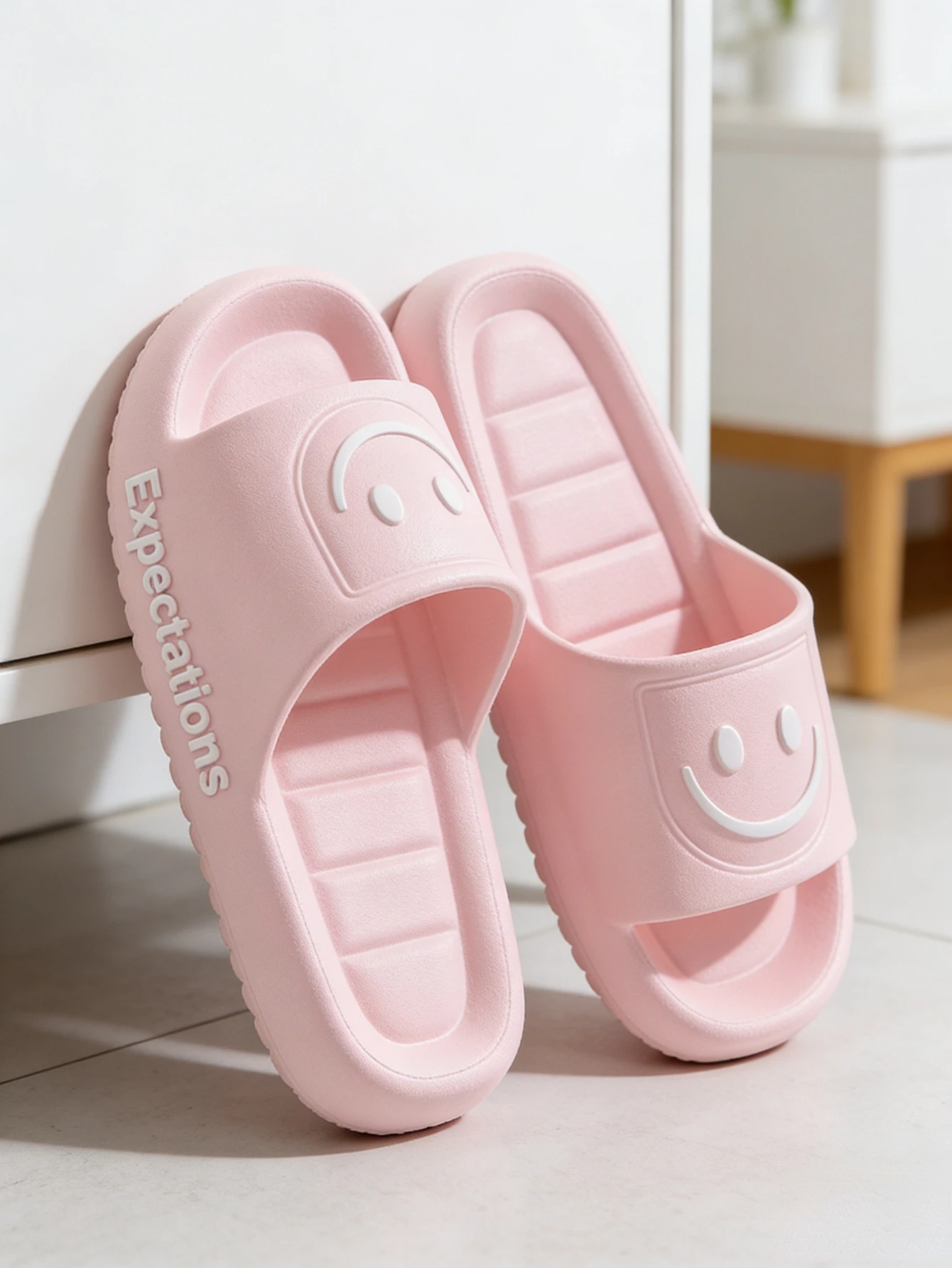 Soft-Bottomed Indoor Bathroom Slippers with Thick Padding, Suitable for Wearing Outside, Smiling Face Style Slippers as a Gift