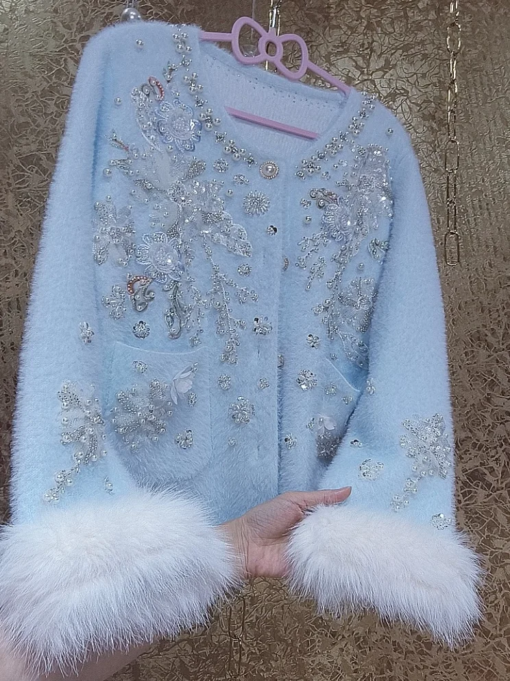 

Толстая плюшевая куртка с вышитыми рукавами и бисером, расшитая пайетками