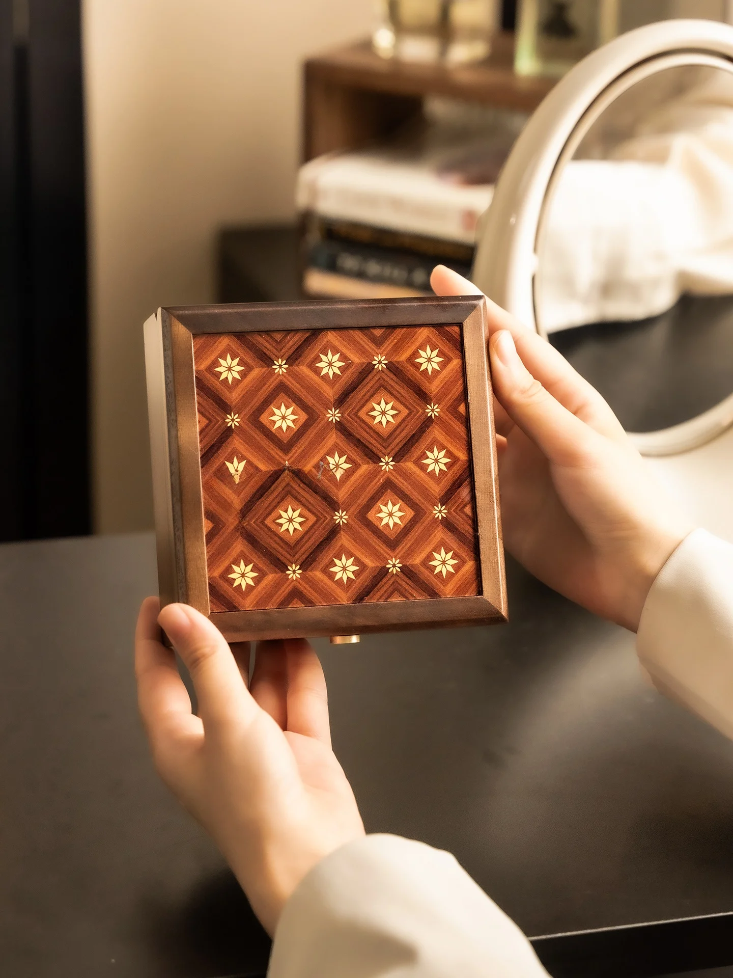 

Ele Bla Walnut Wood Storage Box for Crystal And Turquoise Bracelets with Elastic Rope High End Jewelry Organizer
