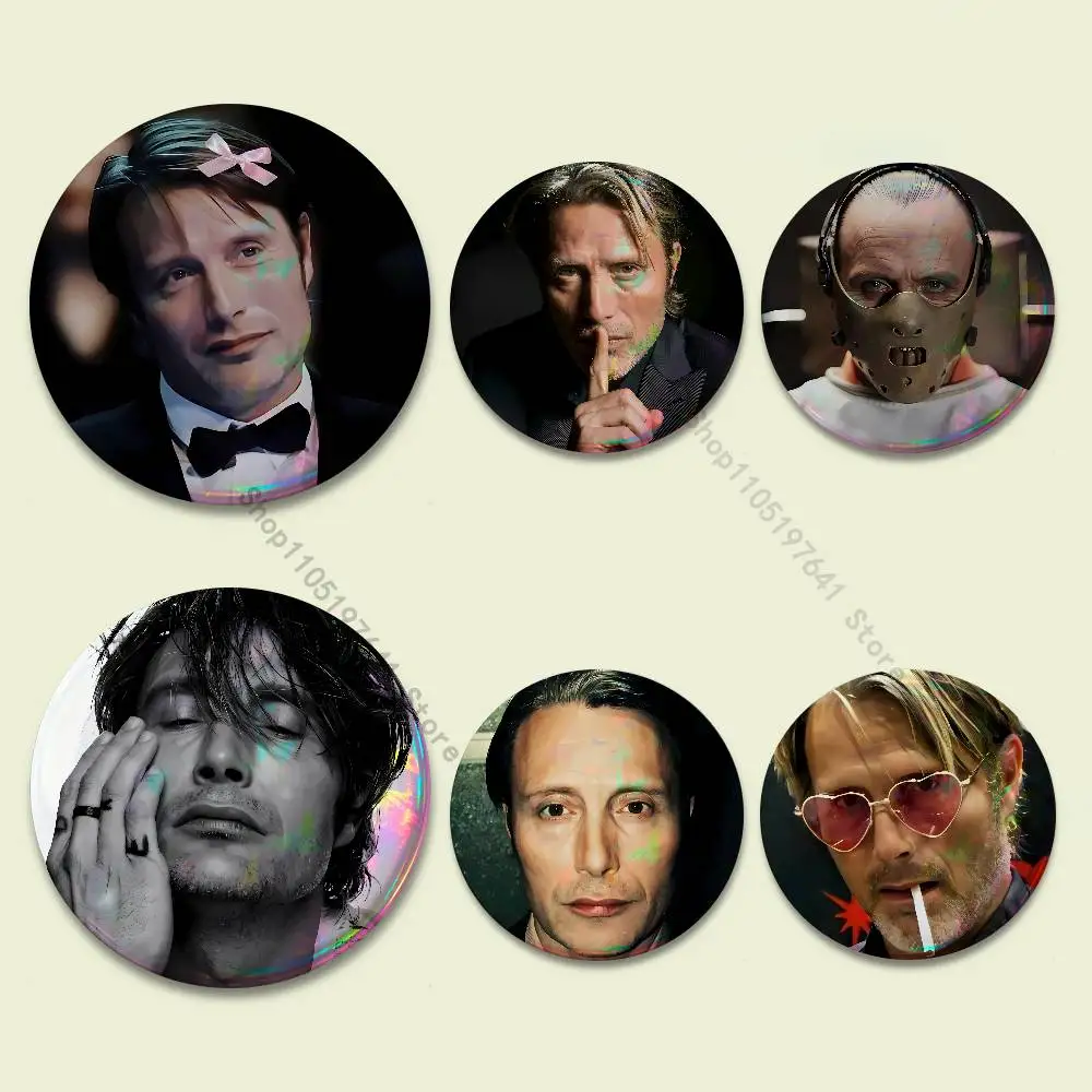 

Mads Mikkelsen H-Hannibal Face Reflective Pin Tinplate Round Brooch Cartoon Cosplay Badges for Bag Hat Toys Gifts