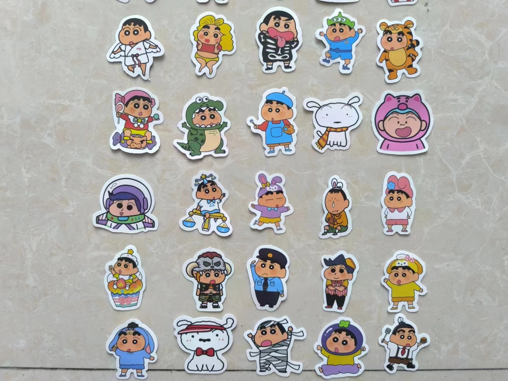 100PCS ไม่ซ้ําการ์ตูนน่ารัก Crayon Shin-Chan สติกเกอร์ส่วนบุคคลสร้างสรรค์ตกแต่งสติกเกอร์กันน้ํา Decals ของเล่นเด็ก