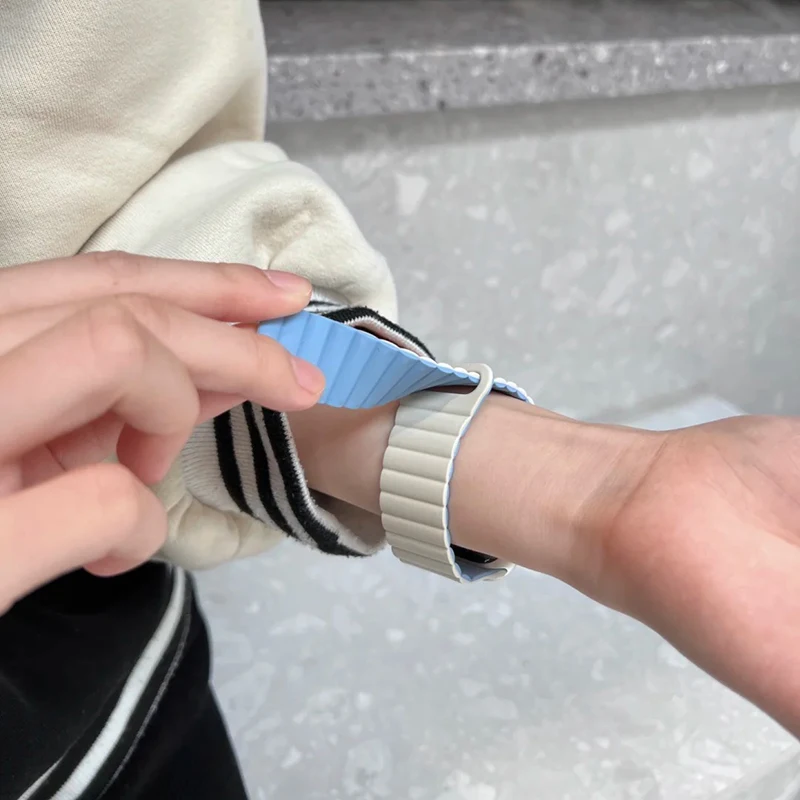 Cinturino magnetico in Silicone per Apple Watch 9 8 Ultra Band 44mm 40mm 45mm 41mm 49mm 42mm bracciale sportivo per iWatch Series 7 6 5 Se 4