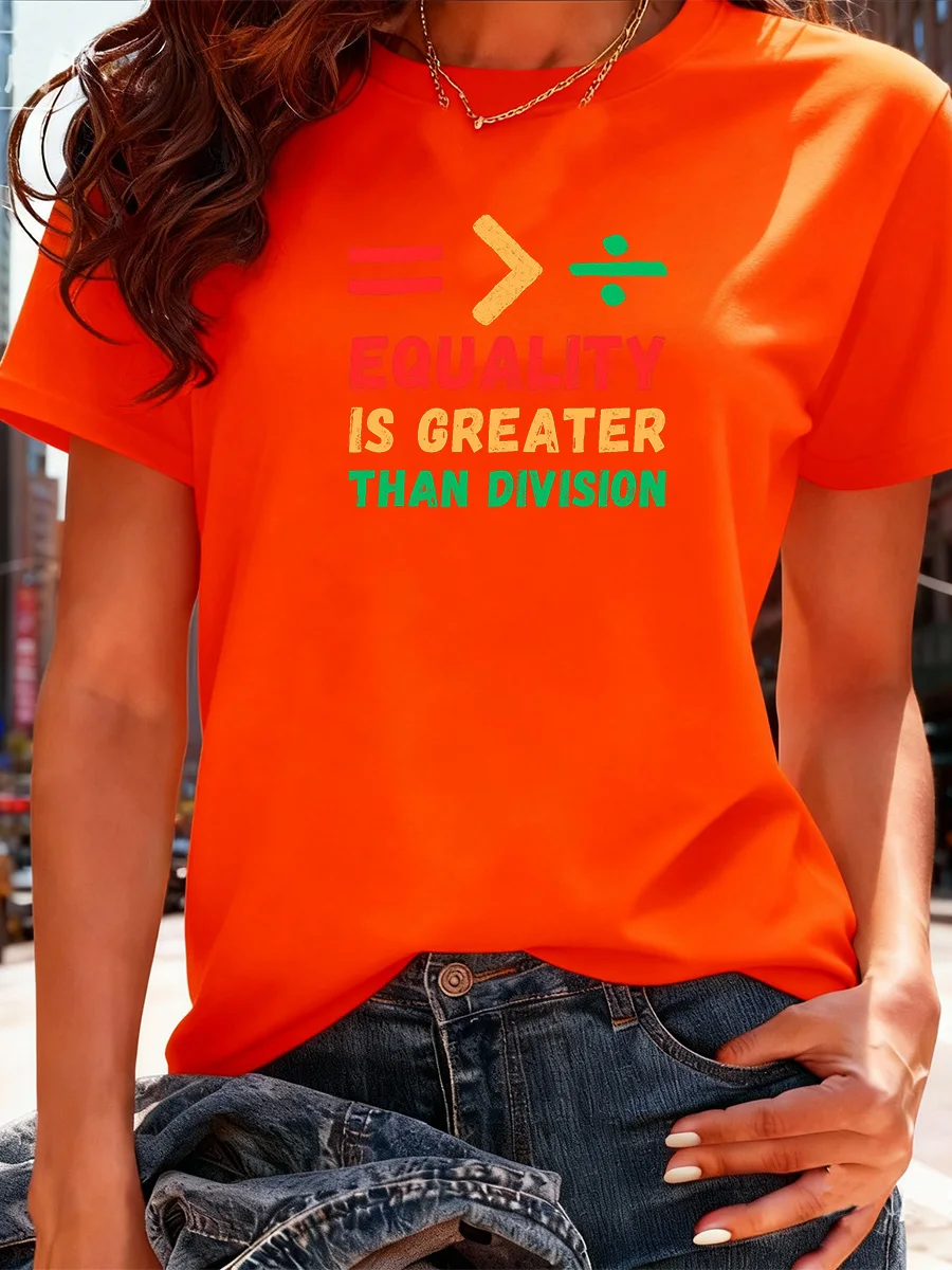Czarna koszulka z krótkim rękawem i nadrukiem symbole matematycznego oznaczenia: Równość jest większa niż rozdzielenie, okrągły dekolt, codzienna bluzka do noszenia na co dzień.